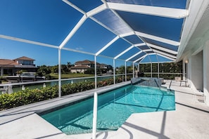 Una piscina al aire libre, una piscina climatizada