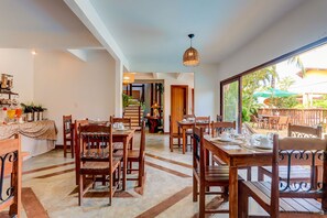 Café da manhã com buffet grátis todos os dias