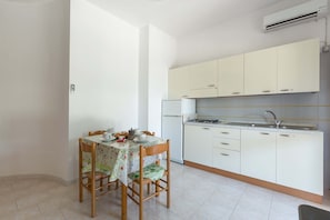 Fridge, oven, stovetop, cookware/dishes/utensils - Il Bacio del Sole - Bilo Concetta by BarbarHouse (Vieste)