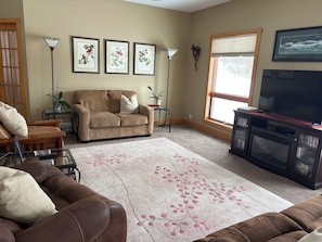 TV, fireplace, DVD player, video library - Upper Iowa River Valley Overlook, Peaceful Country Escape (Decorah)