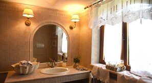 Shower, hair dryer, bidet, towels