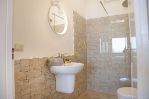 Dusche, kostenlose Toilettenartikel, Haartrockner, Bidet