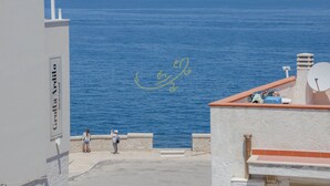 Une vue sur la côte avec un bâtiment portant l’inscription « Grotta Artisanal ».