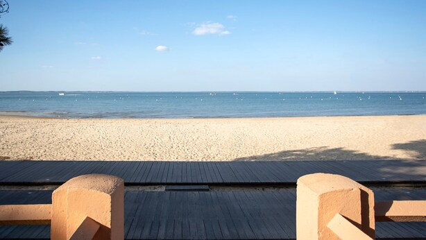 A wooden boardwalk leading to a sandy beach with a clear sky. - *STUDIO BASIN VIEW*DIRECT ACCESS TO THE BEACH* (Arcachon)