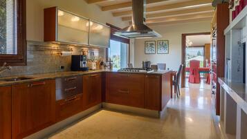 Kylskåp, mikrovågsugn, ugn och diskmaskin