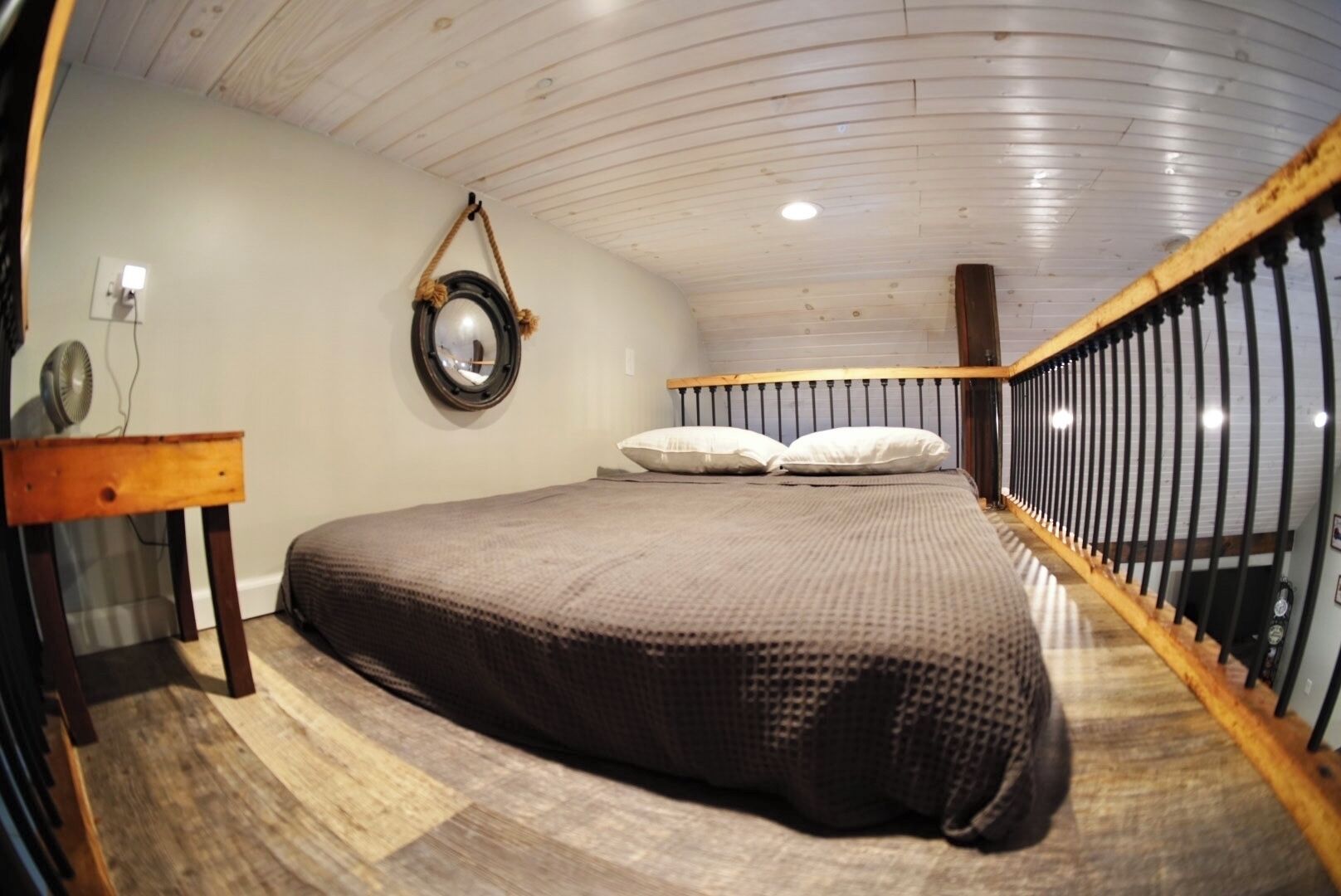 2 chambres, bureau, fer et planche à repasser, lit parapluie