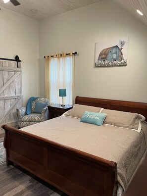 2 habitaciones, escritorio y tabla de planchar con plancha 