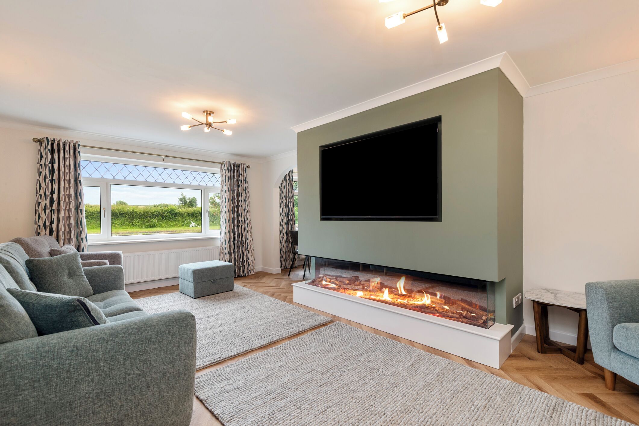 Smart TV, fireplace