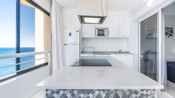 Een koelkast, een microgolfoven, een kookplaat