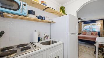 Kühlschrank, Mikrowelle, Herdplatte, Wasserkocher mit Kaffee-/Teezubehör