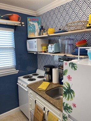 Kühlschrank, Mikrowelle, Herdplatte, Wasserkocher mit Kaffee-/Teezubehör