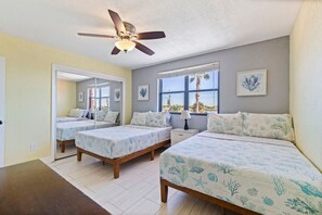 2 habitaciones, escritorio y tabla de planchar con plancha 