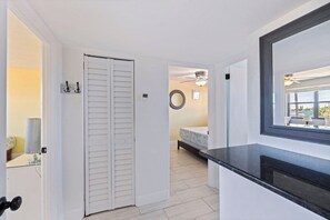 2 habitaciones, escritorio y tabla de planchar con plancha 