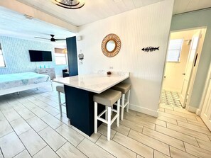 مكتب ومكواة/لوح كي وسرير سفر وواي فاي