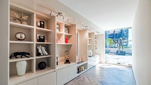 Een modern interieur met witte schapenkasten waarin diverse decoratieve objecten staan.