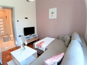 3 bedrooms, desk, iron/ironing board, travel cot