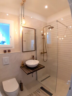 Een douche, een haardroger, handdoeken, zeep