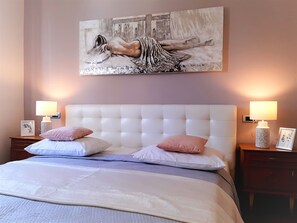 3 makuuhuonetta, työpöytä, silitysrauta/-lauta, vauvan matkasänky