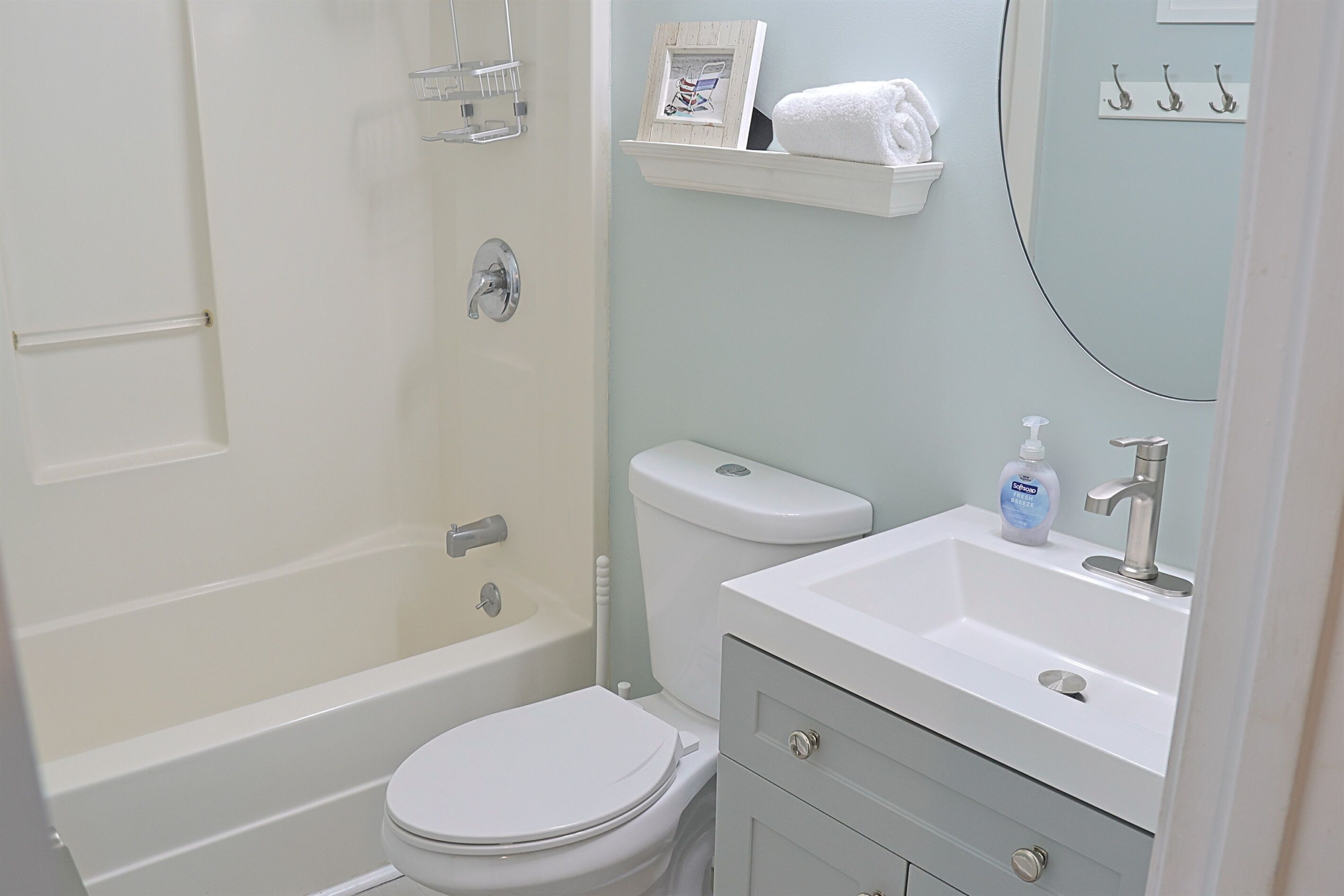 Un baño con bañera, inodoro y lavamanos.