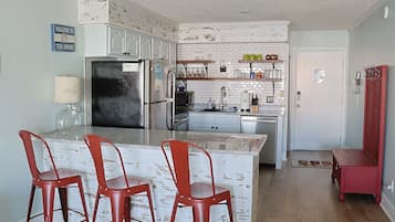 Geladeira, micro-ondas, fogão, cooktop