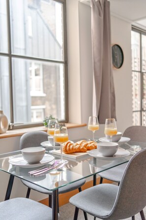 City Apartment, 2 Bedrooms | Living area