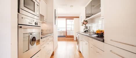 Apartemen Superior | Dapur pribadi | Microwave, oven, kompor, dan mesin pencuci piring