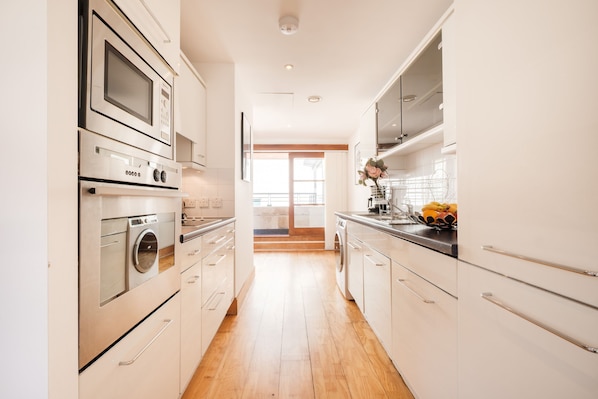 Superior Apartment | Private kitchen | Microwave, oven, stovetop, coffee/tea maker