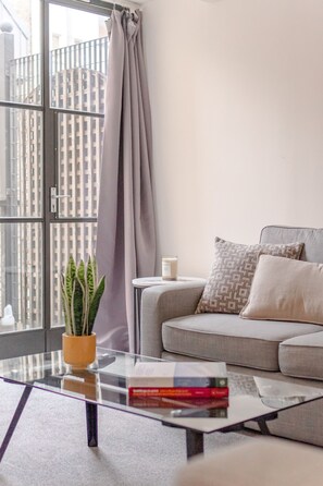 シティ アパートメント 2 ベッドルーム | リビング エリア | 40 インチの薄型テレビ (衛星放送視聴可)、テレビ