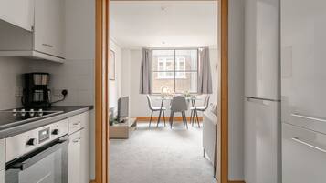 Apartamento City, 2 habitaciones | Cocina privada | Microondas, horno, placa de cocina y lavavajillas