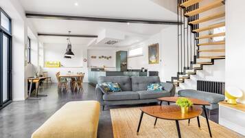 Télévision, baby-foot, table de tennis de table