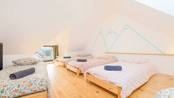 6 bedrooms, iron/ironing board, travel crib, internet
