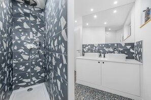 Bathtub, hair dryer, towels