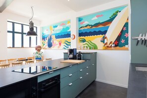 Réfrigérateur, micro-ondes, four, lave-vaisselle