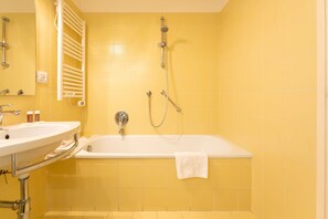Een bad, een haardroger, een bidet, handdoeken