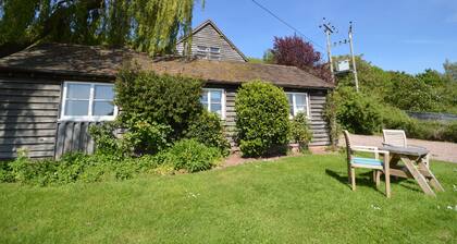 Duckpond Cottage - sleeps 2 guests in 1 bedroom