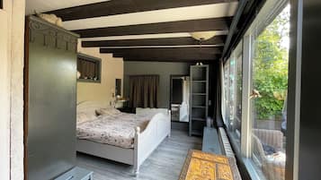 2 bedrooms, travel cot, free WiFi, bed sheets