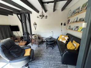 Smart-tv, een dvd-speler, boeken en een stereo