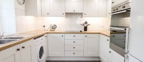 Cottage | Private kitchen | Fridge, electric kettle, toaster, cookware/dishes/utensils