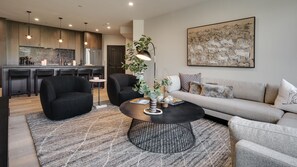 Smart TV, chimenea y estéreo