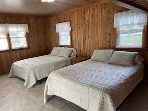 3 bedrooms, free WiFi, bed sheets - Spacious, three bedroom cottage on beautiful Lake Metonga. (Crandon)