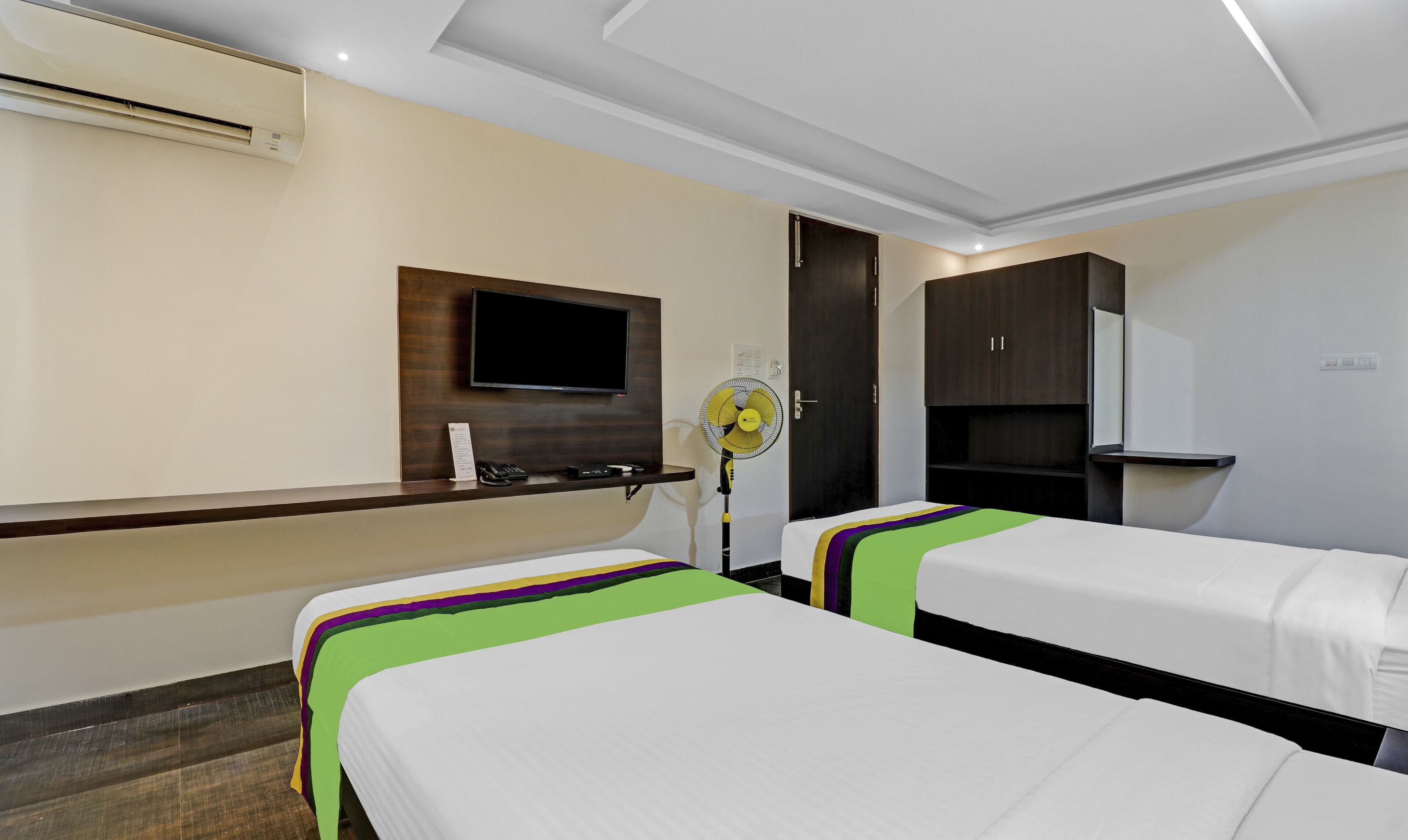 Standard Room | Desk