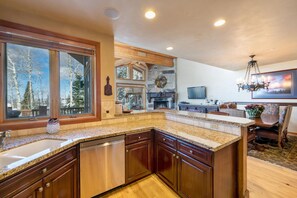 Double Eagle Condo DDE4 | Private kitchen | Full-size fridge, microwave, oven, stovetop