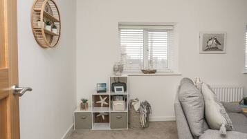 คอทเทจ | บริเวณนั่งเล่น | ทีวี