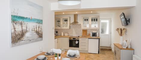 Cottage | Privékeuken | Een koelkast, een vaatwasser, een waterkoker, een broodrooster