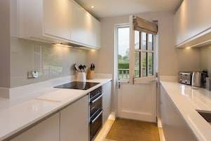 Cottage | Private kitchen | Fridge, dishwasher, electric kettle, toaster