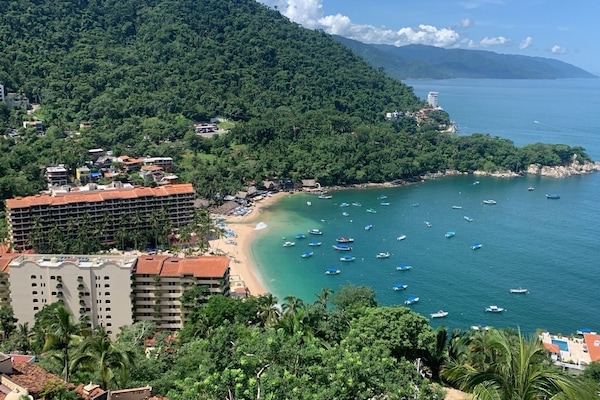 Chaises longues, serviettes de plage