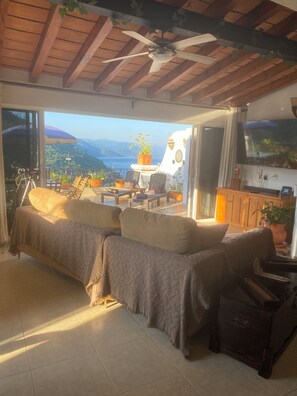 Smart-tv, videospelletjes, een dvd-speler en boeken