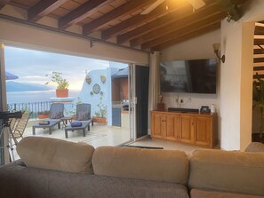 Smart TV, videojuegos, reproductor de DVD y libros 