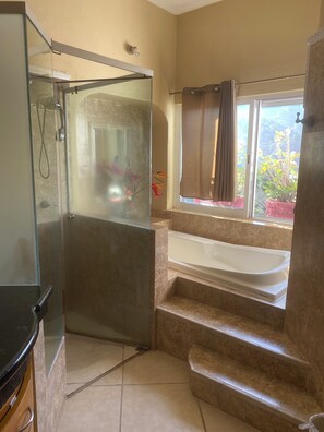 Tina, secadora de cabello, bidet, toallas 