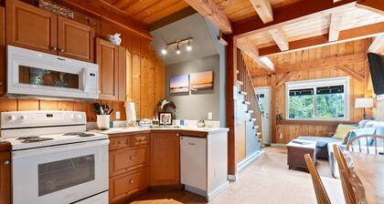 Bear Coast | Cabin w/ Hot Tub, Patio, & Waterview